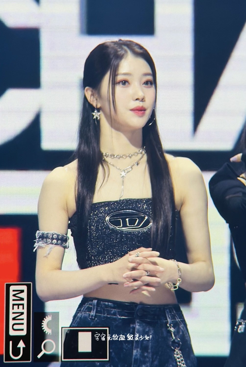케플러 션샤오팅 wearing PB043B